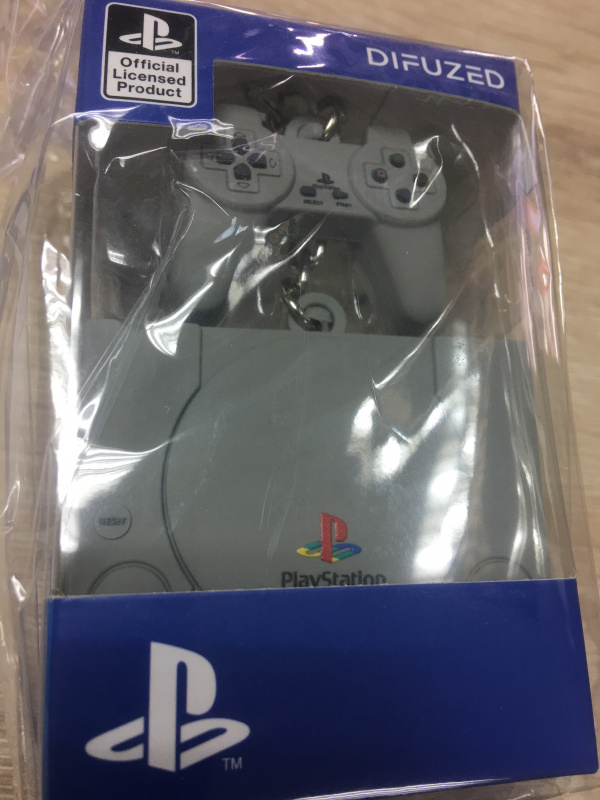 картинка Брелок Difuzed: Playstation Console & Controller 3D Rubber Keychain от магазина 66game.ru