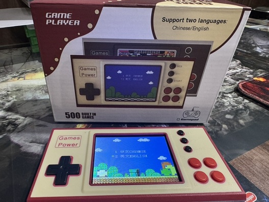 картинка Портативная приставка 500 Retro игры 8-bit LCD экран, шнур AV TV от магазина 66game.ru