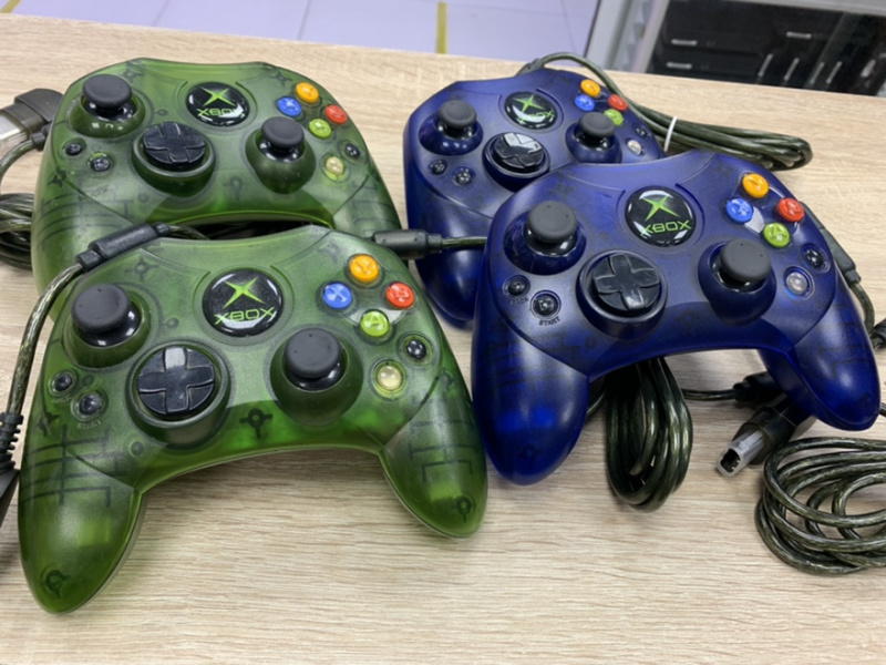 картинка Оригинальный геймпад Xbox Original цветные (Б/У). Купить Оригинальный геймпад Xbox Original цветные (Б/У) в магазине 66game.ru