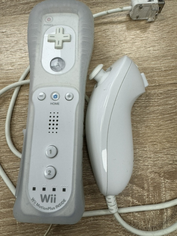 картинка Nintendo Wii Remote + Wii Nunchuk (белый) с Motion Plus оригинал USED. Купить Nintendo Wii Remote + Wii Nunchuk (белый) с Motion Plus оригинал USED в магазине 66game.ru