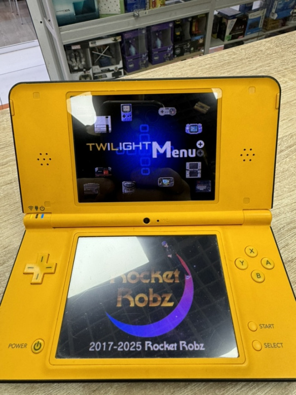 Nintendo DSi XL Twilight Menu Yellow  (USED). Купить Nintendo DSi XL Twilight Menu Yellow  (USED) в магазине 66game.ru