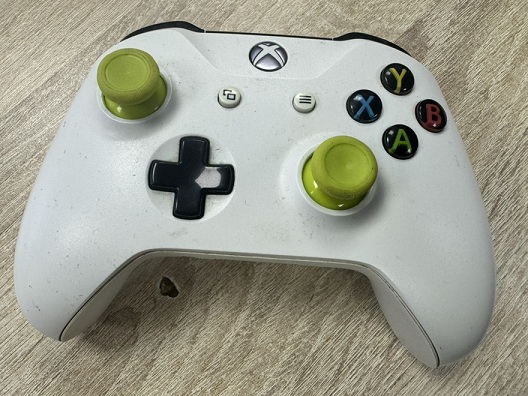 картинка Геймпад беспроводной Xbox One S (Черный или Белый) неновый. Купить Геймпад беспроводной Xbox One S (Черный или Белый) неновый в магазине 66game.ru