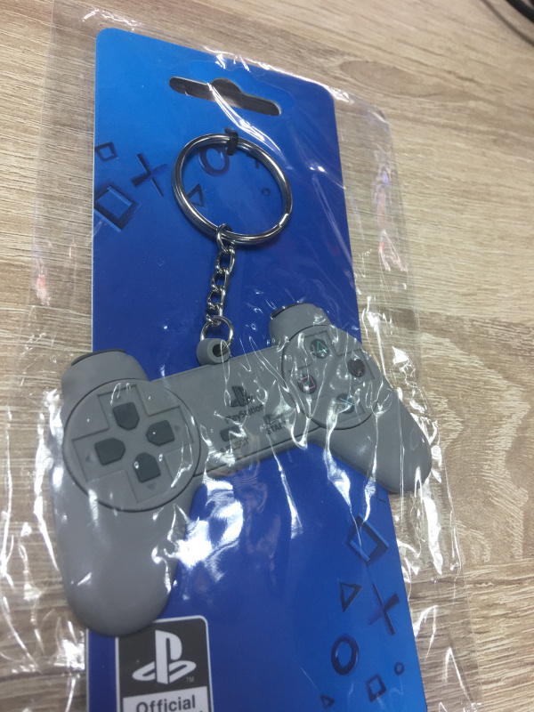картинка Брелок Difuzed: Playstation Grey Controller Rubber Keychain от магазина 66game.ru