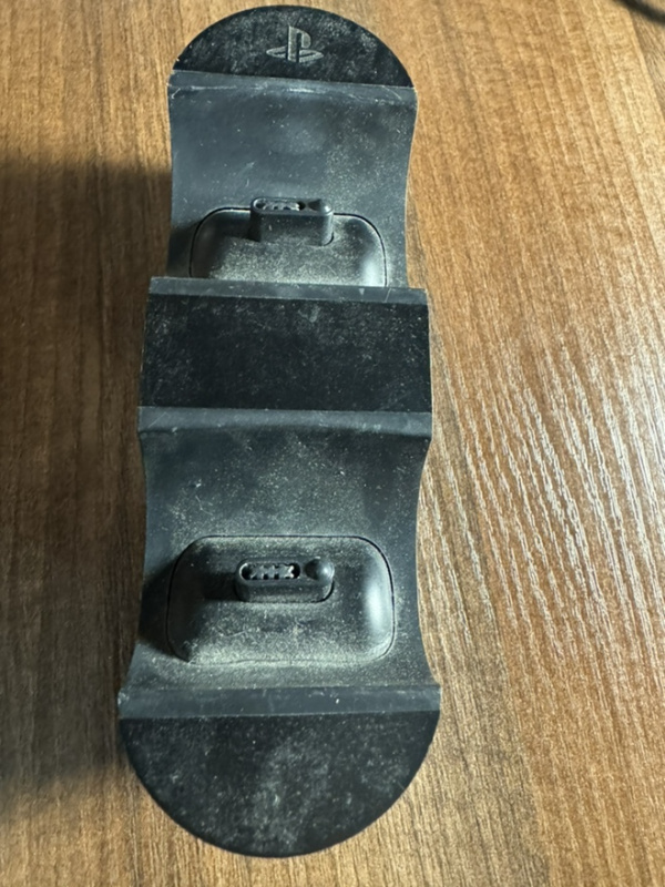 картинка Зарядная станция Sony для DualShock 4 оригинал (CUH-ZDC1/E) USED. Купить Зарядная станция Sony для DualShock 4 оригинал (CUH-ZDC1/E) USED в магазине 66game.ru