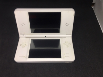 Nintendo DSi XL White 2