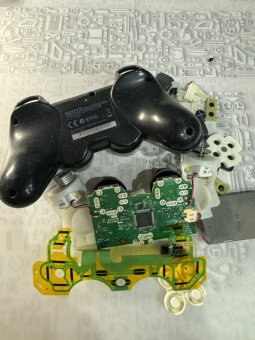 Останки оригинального геймпада PS3